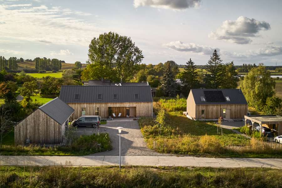 Roen sænker sig under ståltag på idyllisk naturgrund, Fischerstraße 11d, 14778 Päwesin, Tyskland